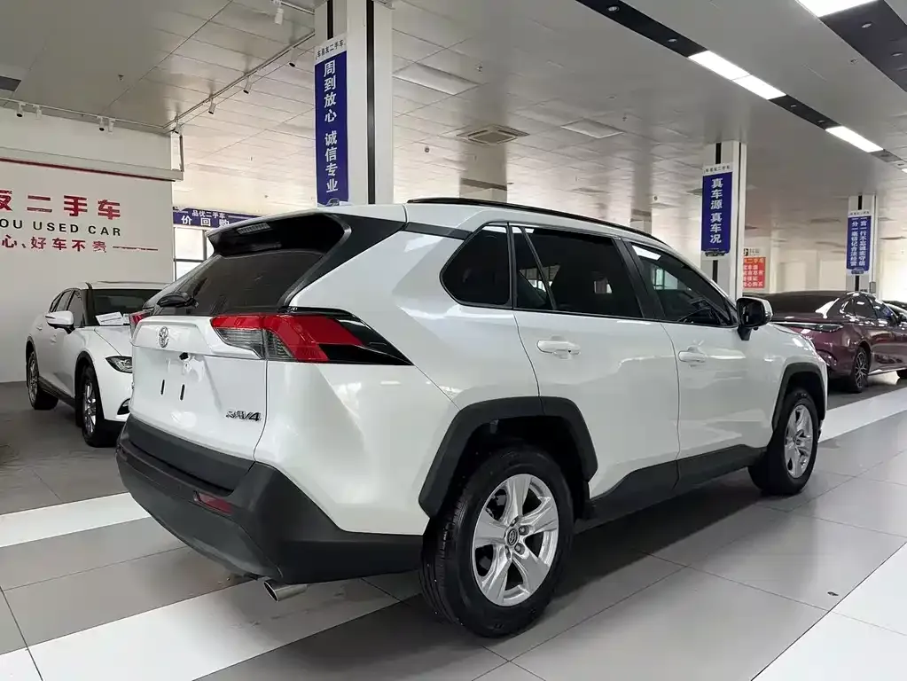 Toyota RAV4 2023 из CN, фото 7