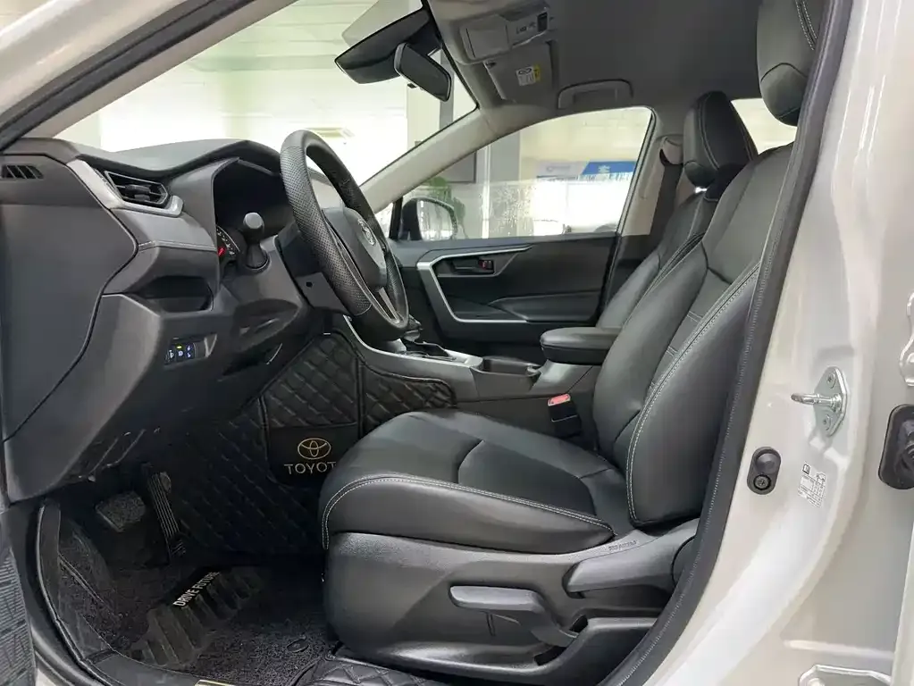 Toyota RAV4 2023 из CN, фото 4