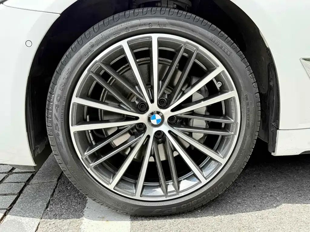 BMW 5 Series — фото 8