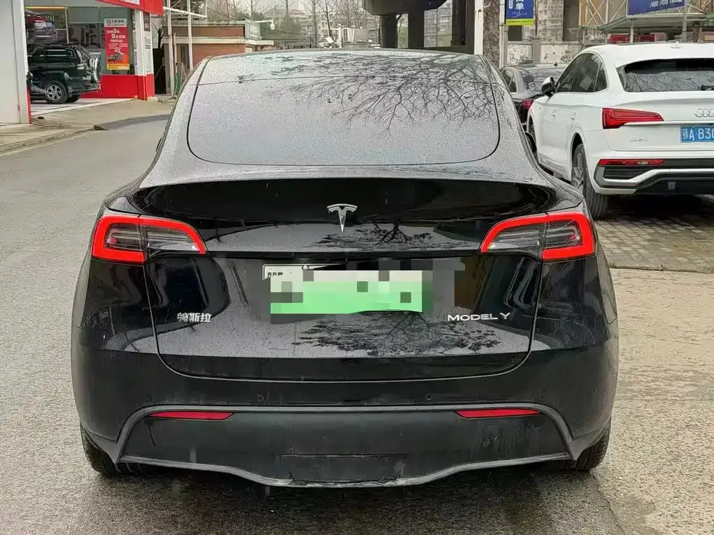 Tesla Model Y — фото 8
