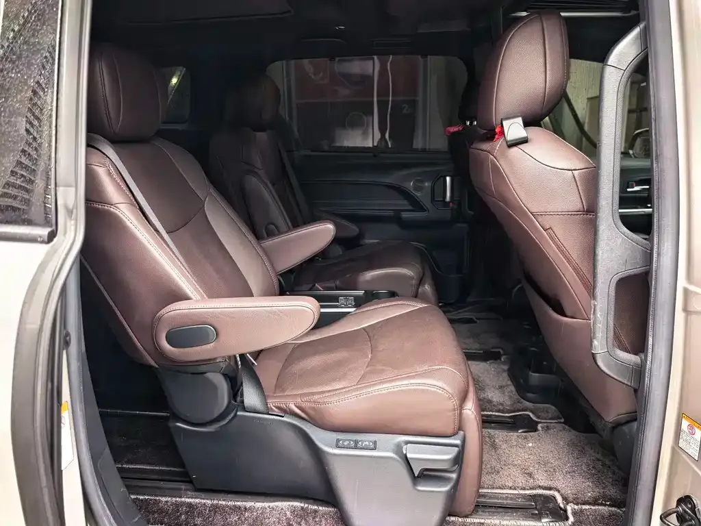 Toyota Sienna 2023 из CN, фото 2