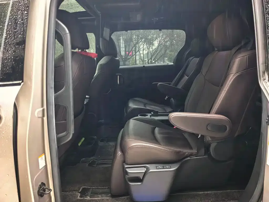 Toyota Sienna 2023 из CN, фото 5