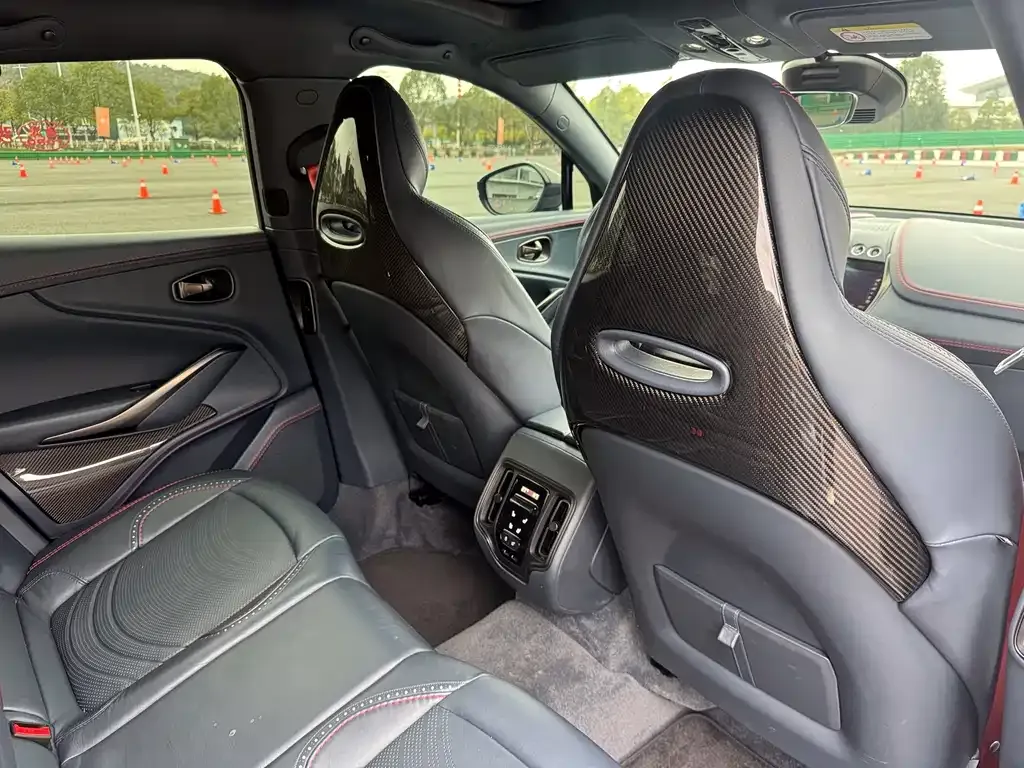 Aston Martin DBX 2022 из CN, фото 9