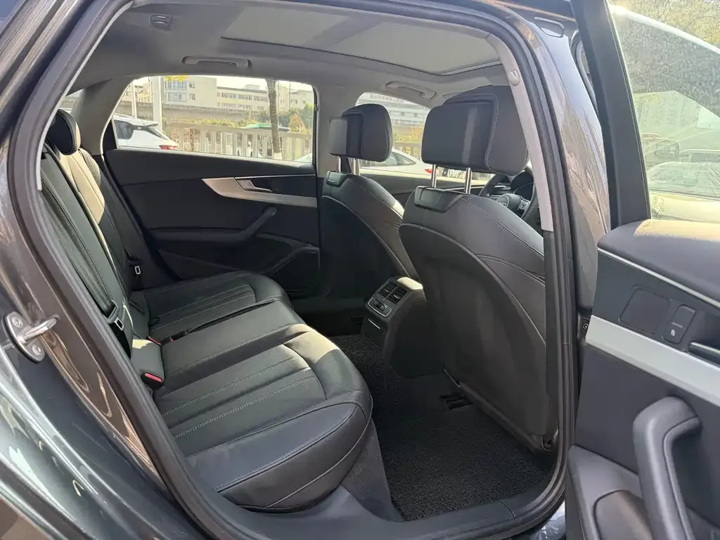 Audi A4L 2021 из CN, фото 6