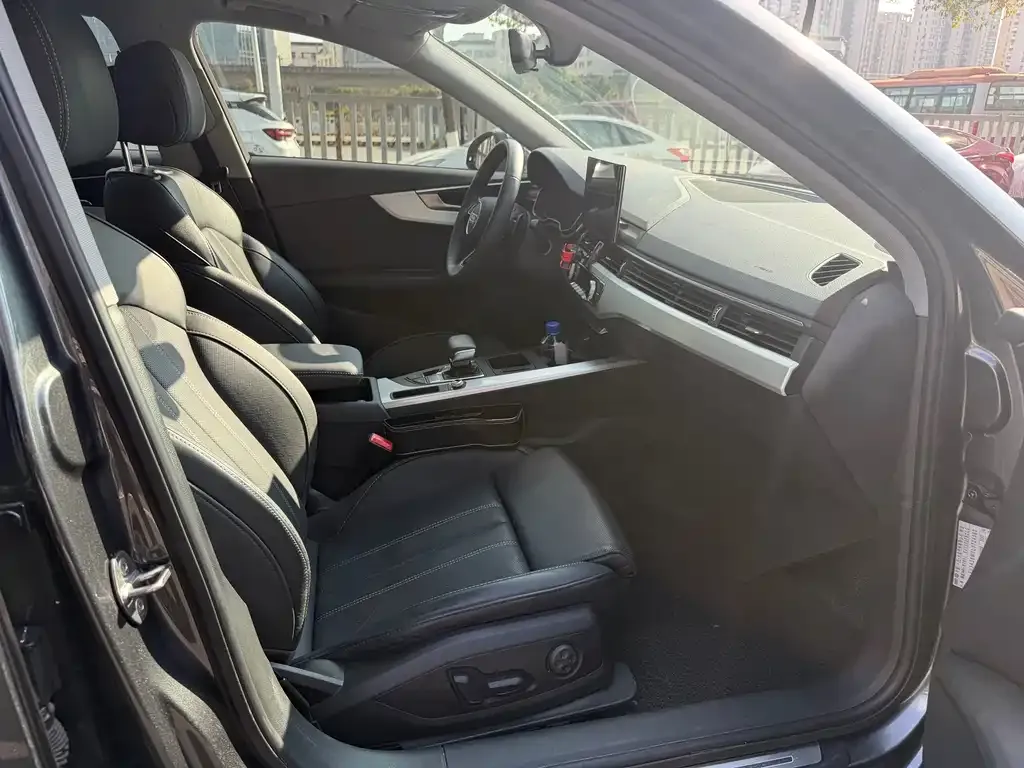 Audi A4L 2021 из CN, фото 3