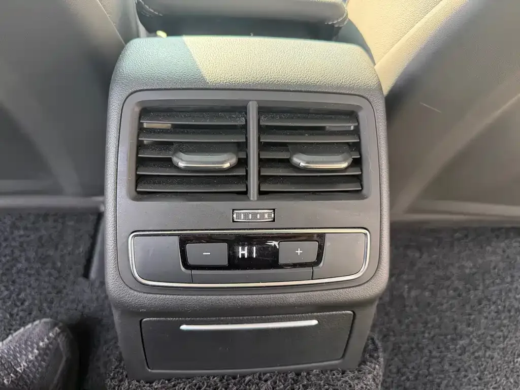 Audi A4L 2021 из CN, фото 2
