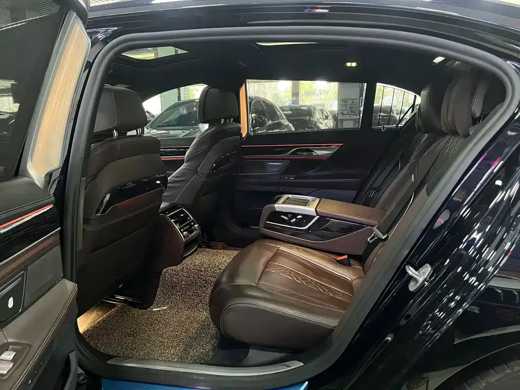 BMW 7 Series 2021 из CN, фото 10