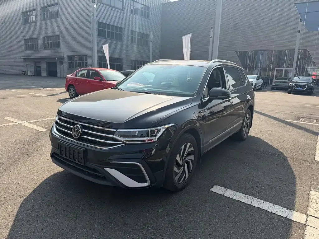 Volkswagen Tiguan L — фото 1