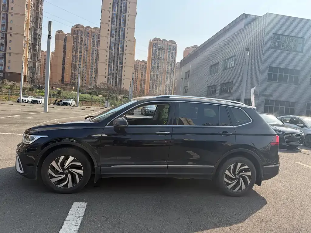 Volkswagen Tiguan L — фото 2