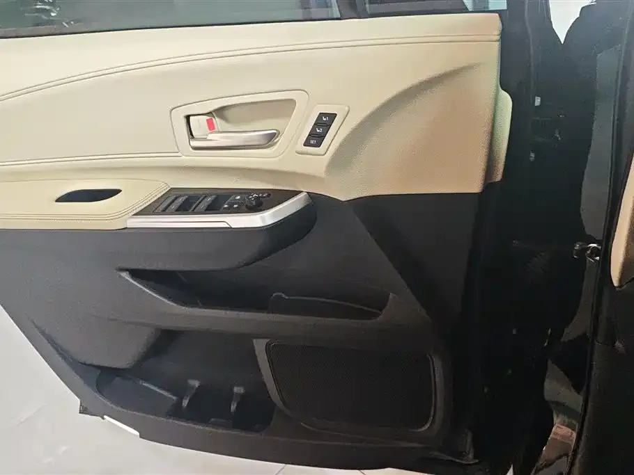 Toyota Granvia — фото 2