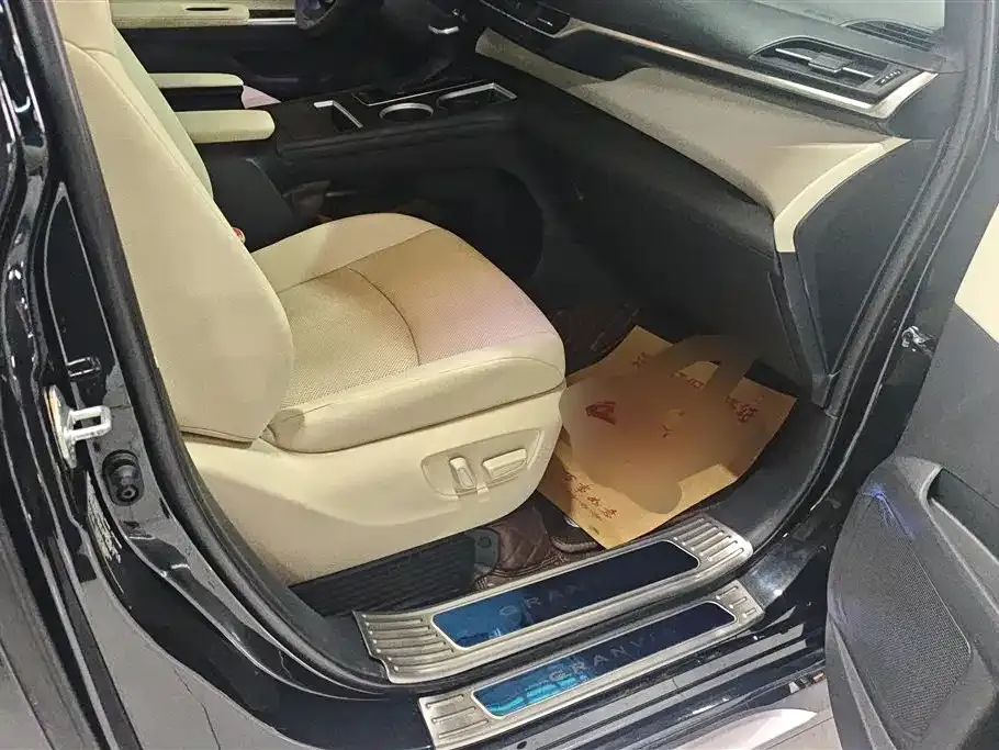 Toyota Granvia — фото 6
