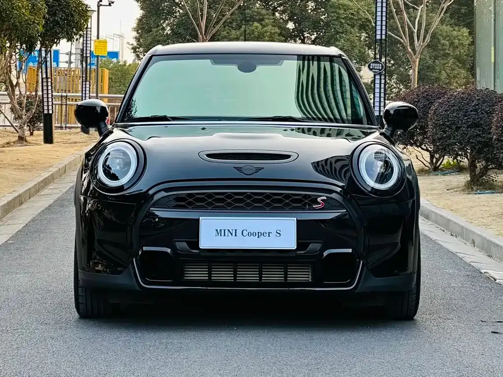 MINI Cooper (3-door) 2024 из CN, фото 2
