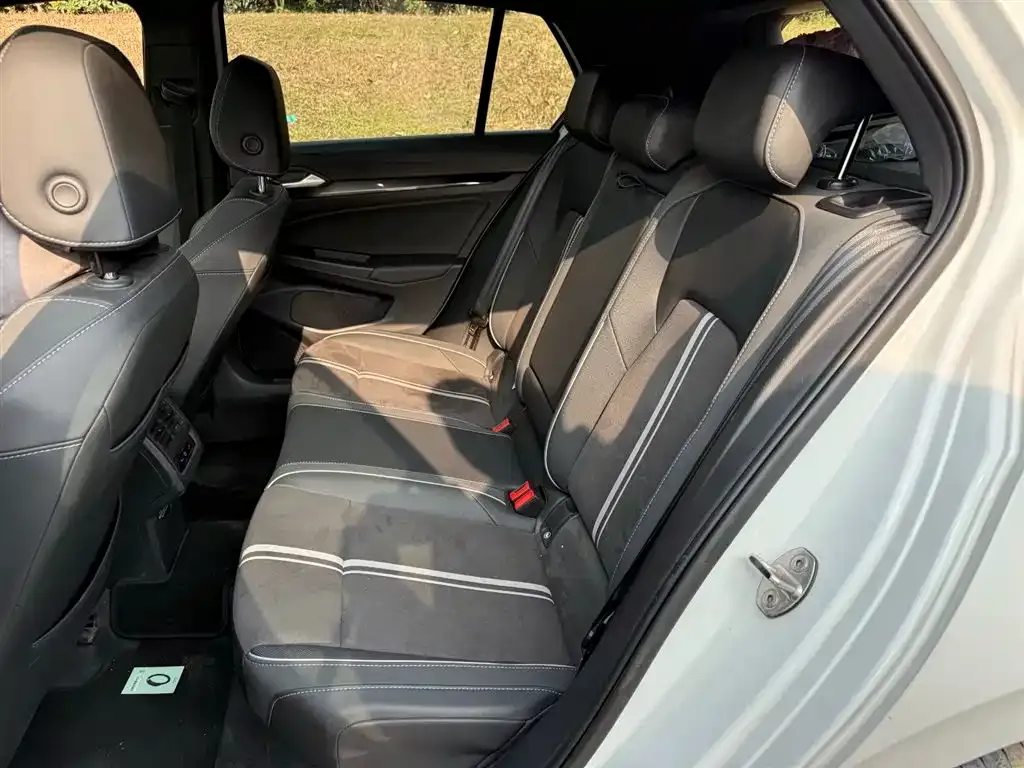 Volkswagen Golf 2023 из CN, фото 2