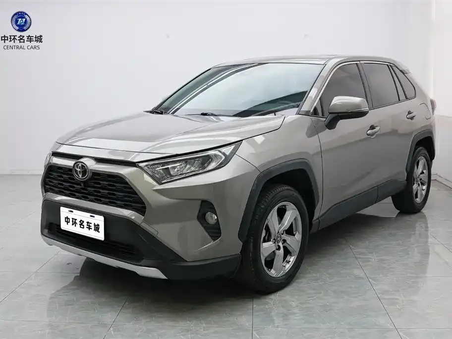 Toyota RAV4 — фото 1