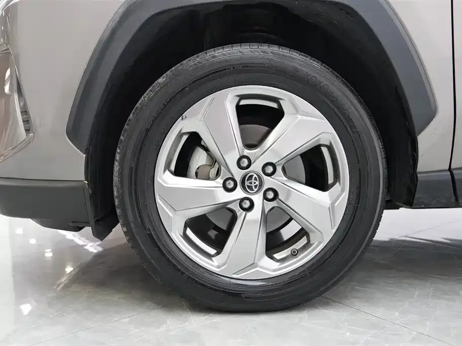 Toyota RAV4 — фото 7