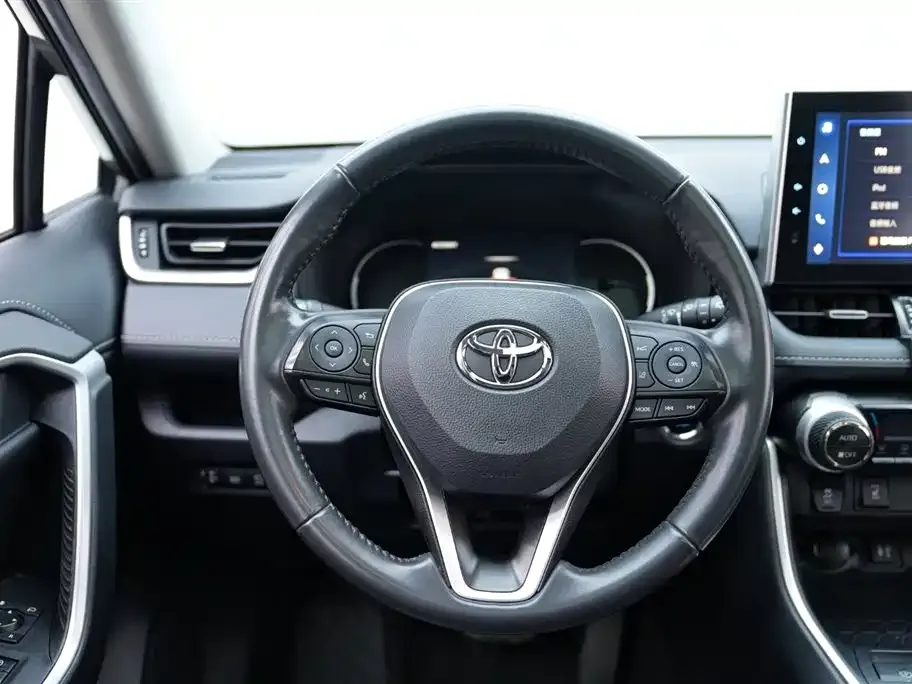 Toyota RAV4 — фото 8