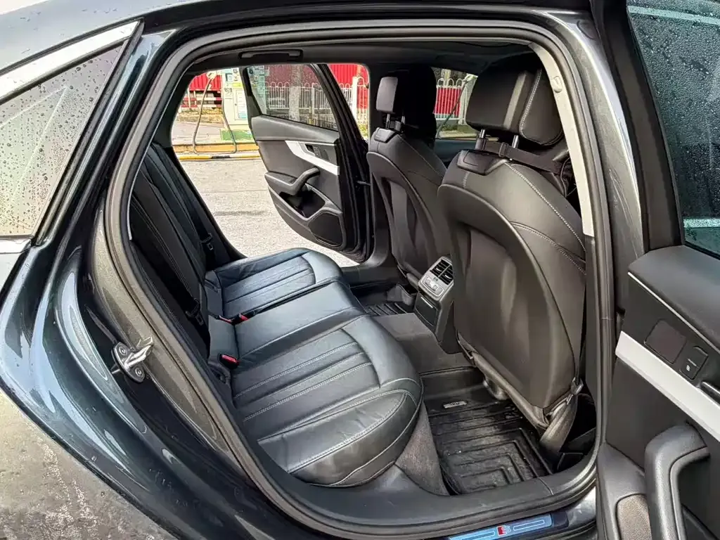 Audi A4L 2022 из CN, фото 5
