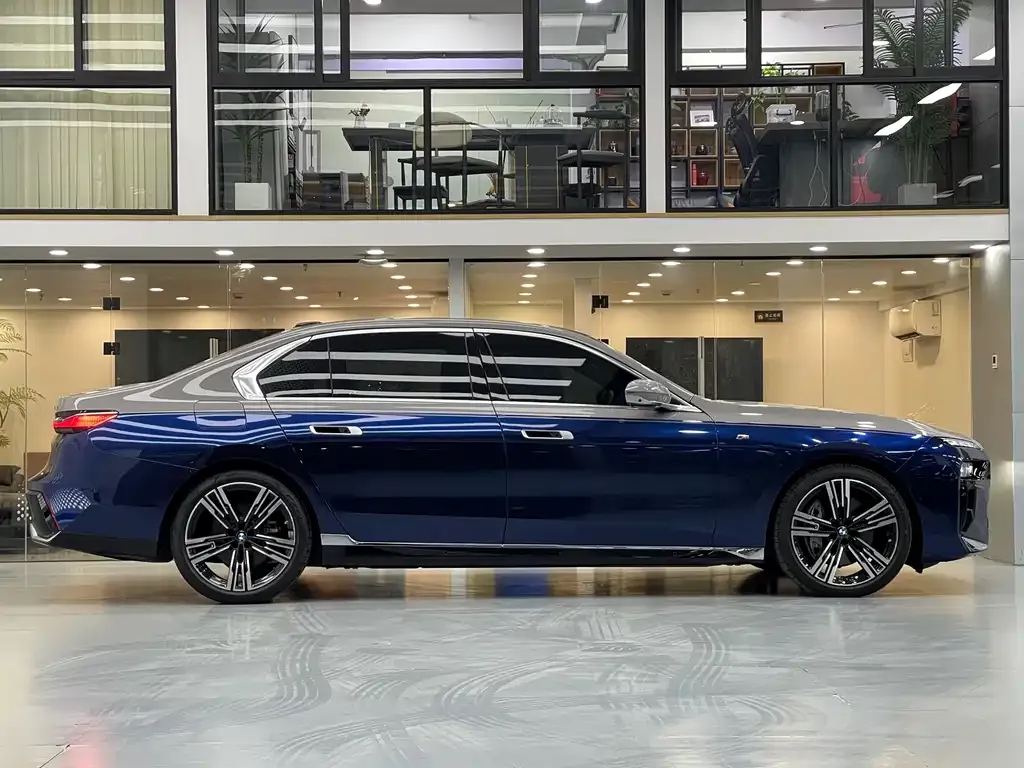 BMW 7 Series 2023 из CN, фото 4
