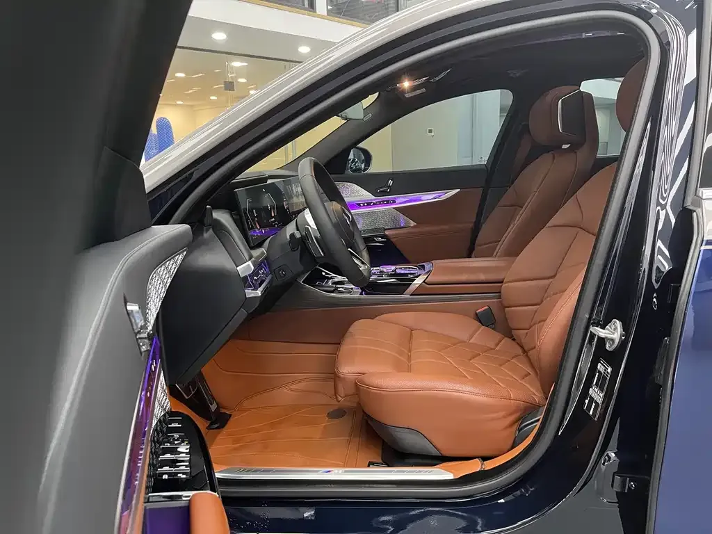 BMW 7 Series 2023 из CN, фото 10