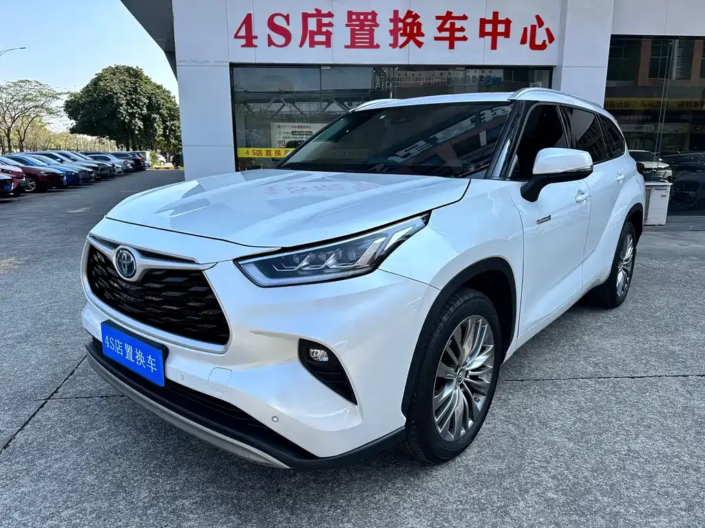 Toyota Highlander — фото 1