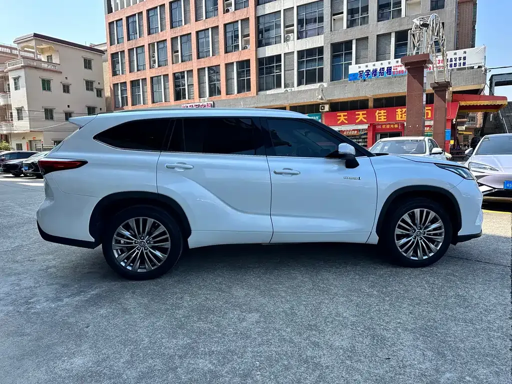 Toyota Highlander — фото 8