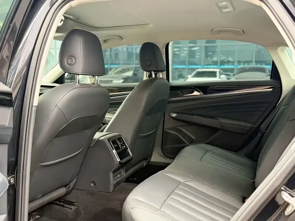 Volkswagen Passat 2023 из CN, фото 8
