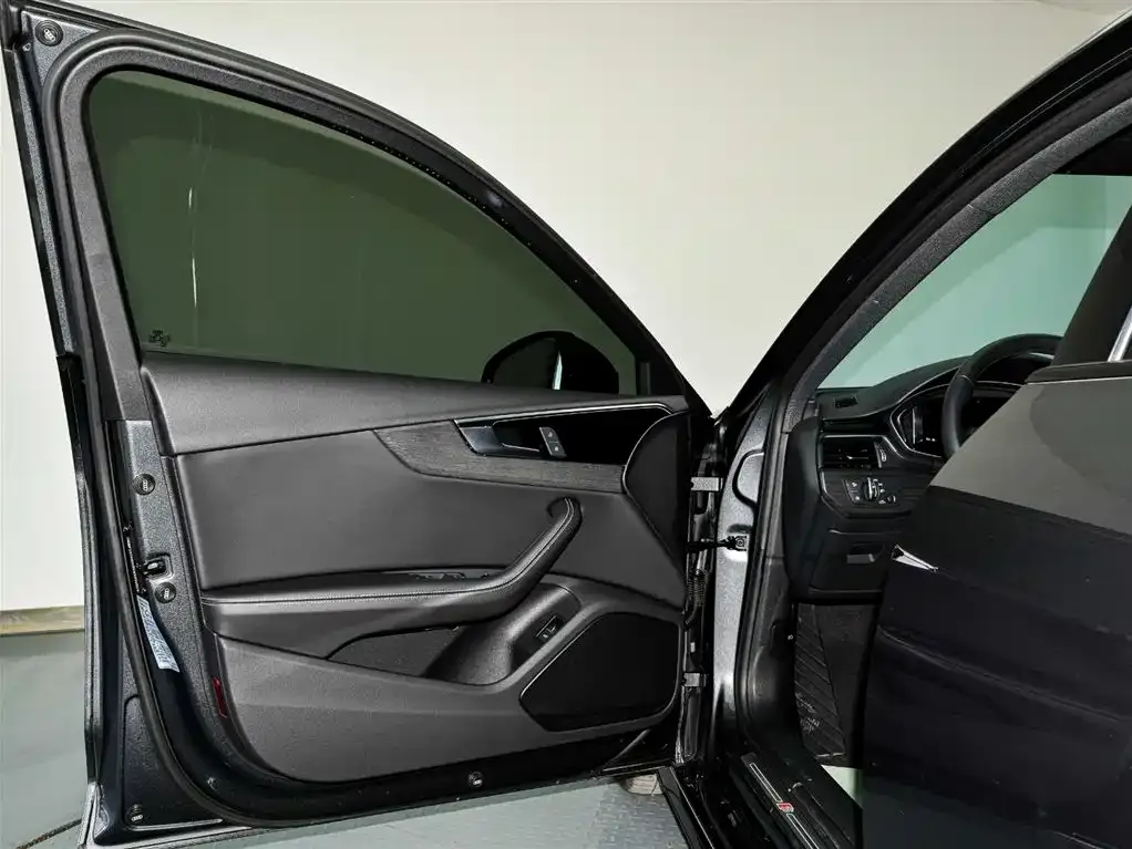 Audi A4L 2023 из CN, фото 5