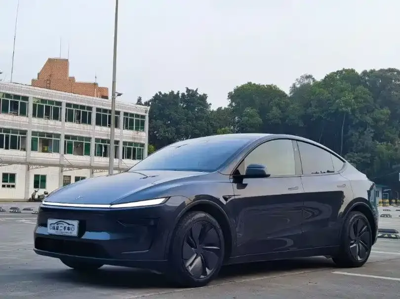 Tesla Model Y — фото 1