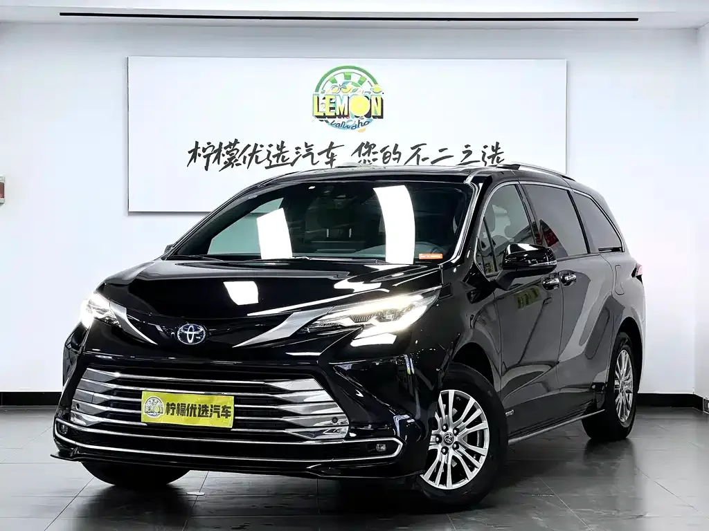 Toyota Sienna — фото 1