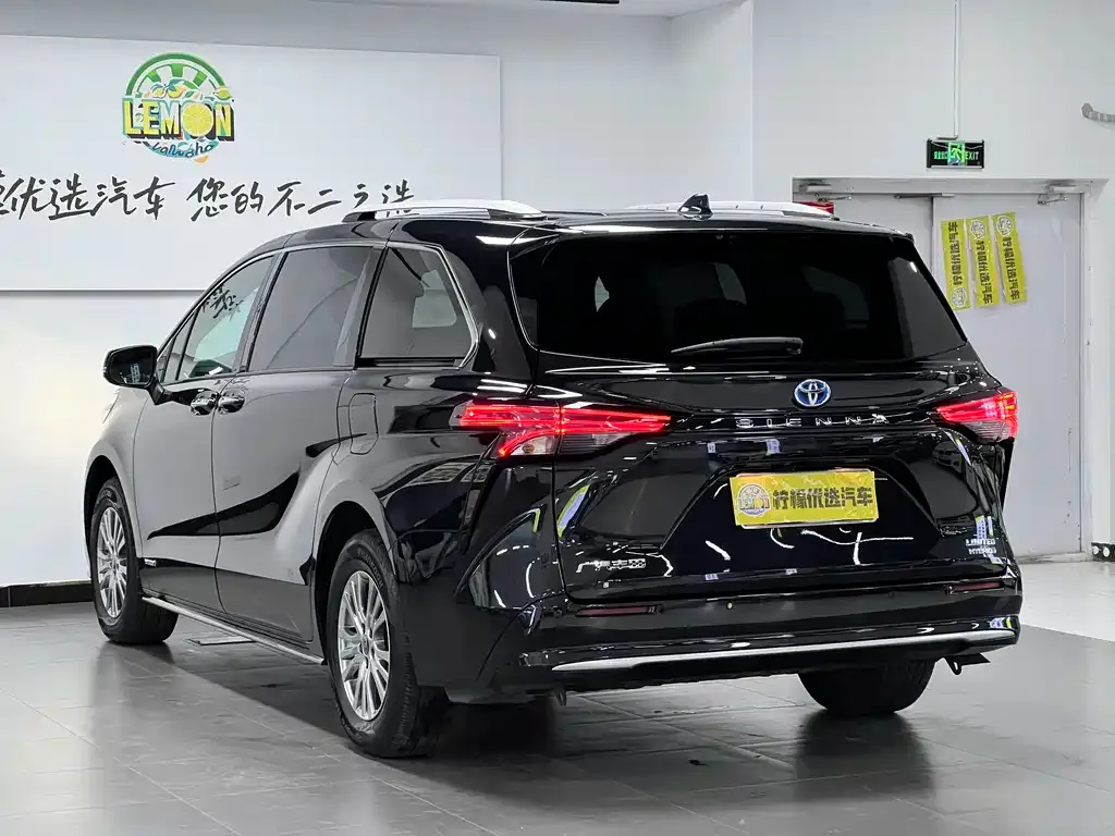Toyota Sienna — фото 10