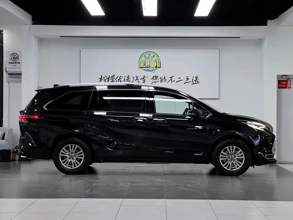 Toyota Sienna — фото 8