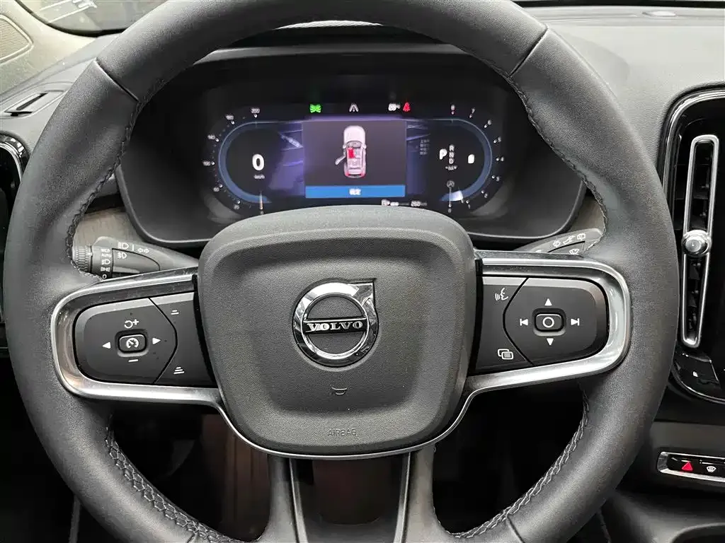 Volvo XC40 — фото 2