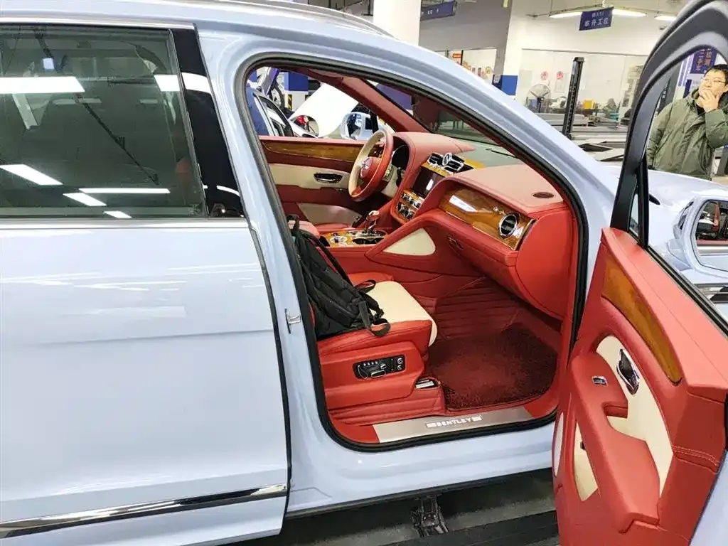 Bentley Bentayga — фото 10