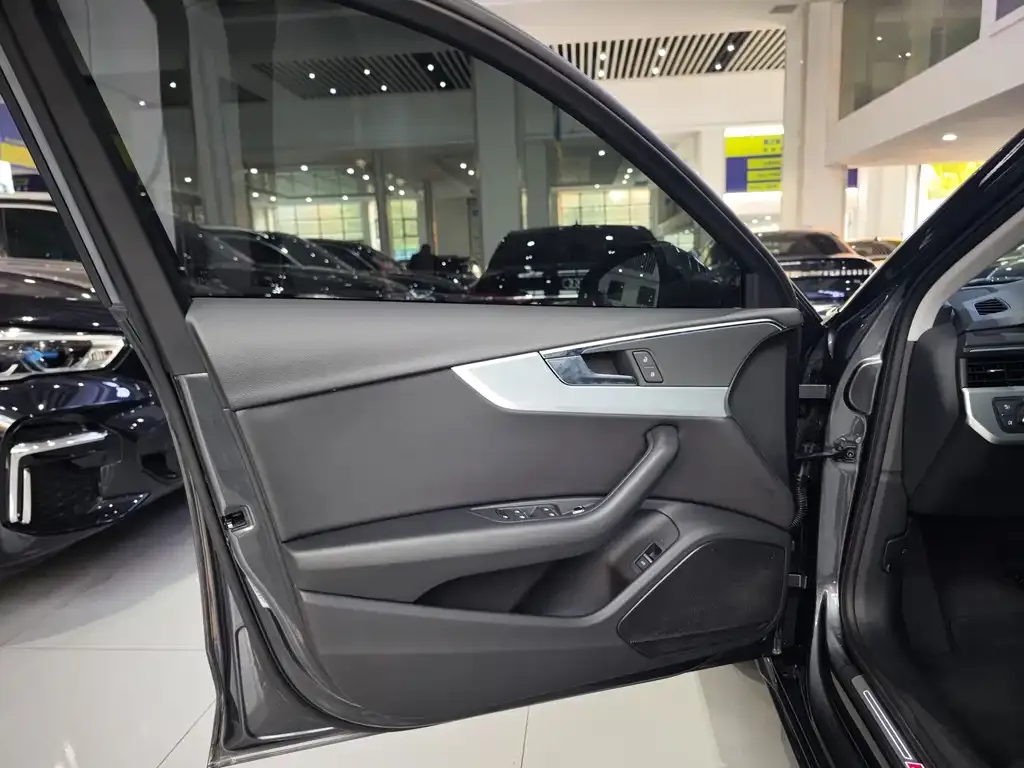 Audi A4L 2022 из CN, фото 2