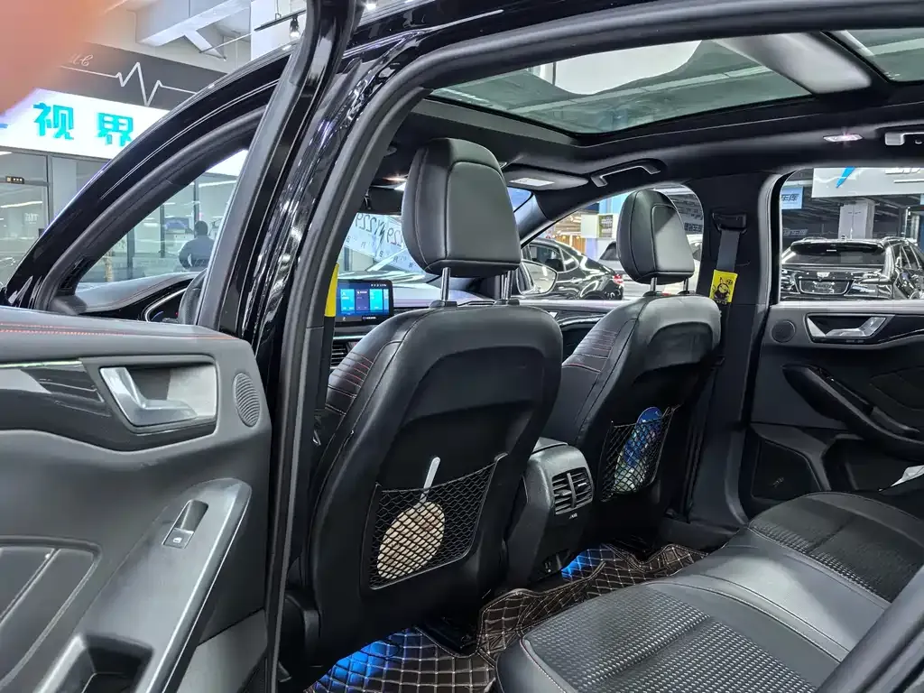 Ford Focus 2021 из CN, фото 4