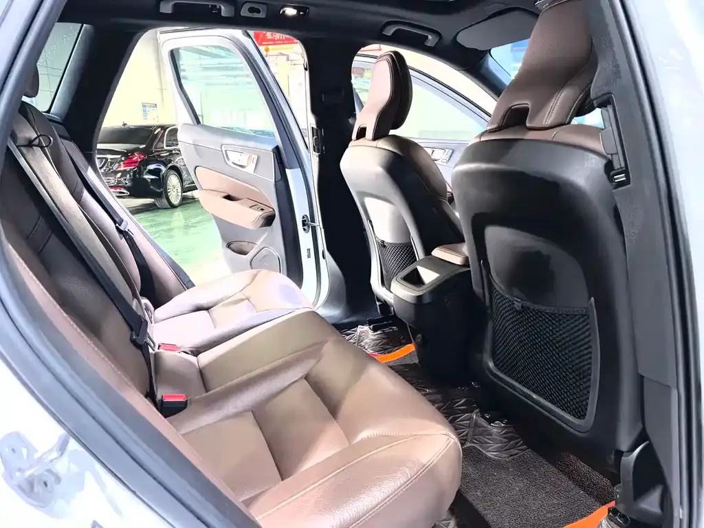 Volvo XC60 2023 из CN, фото 8
