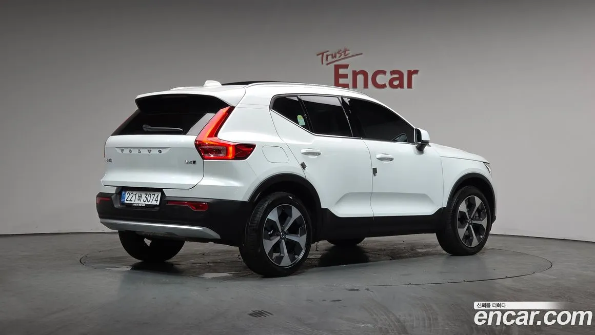 Volvo XC40 — фото 9