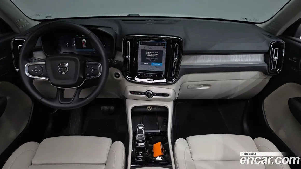 Volvo XC40 — фото 10
