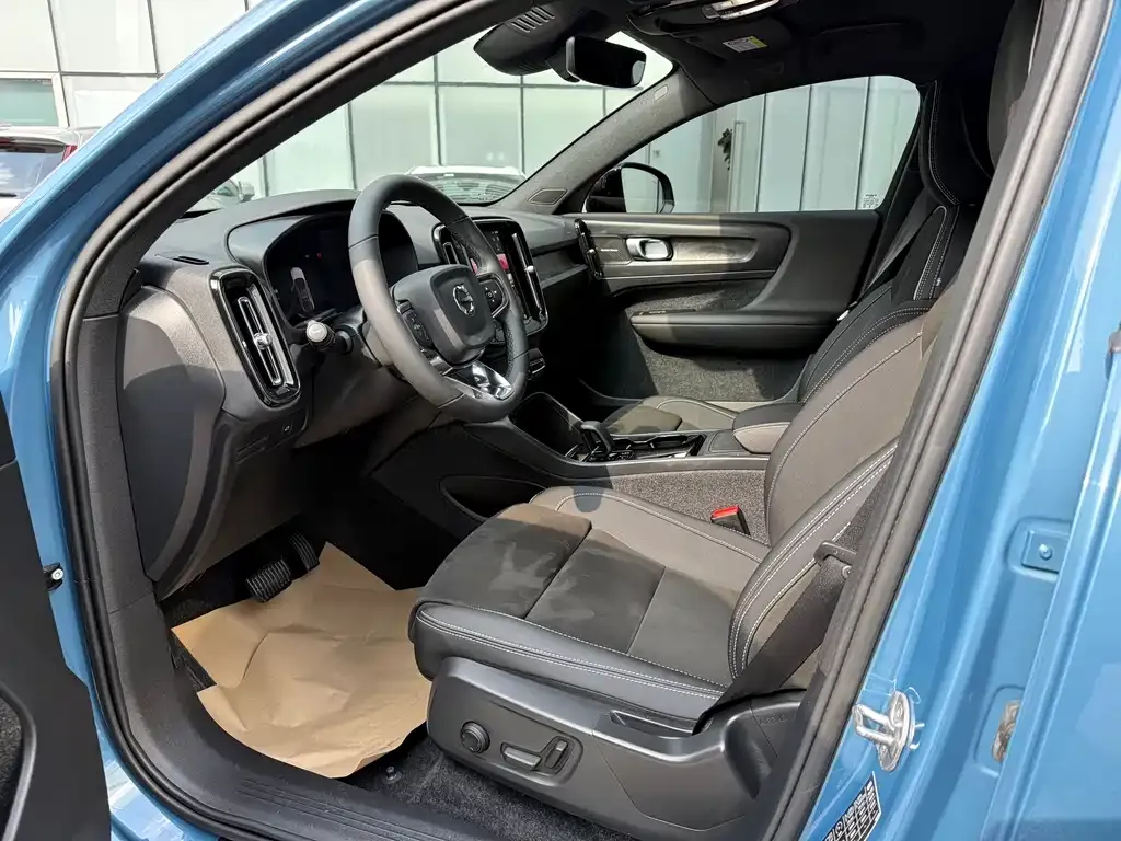 Volvo C40 2023 из CN, фото 2