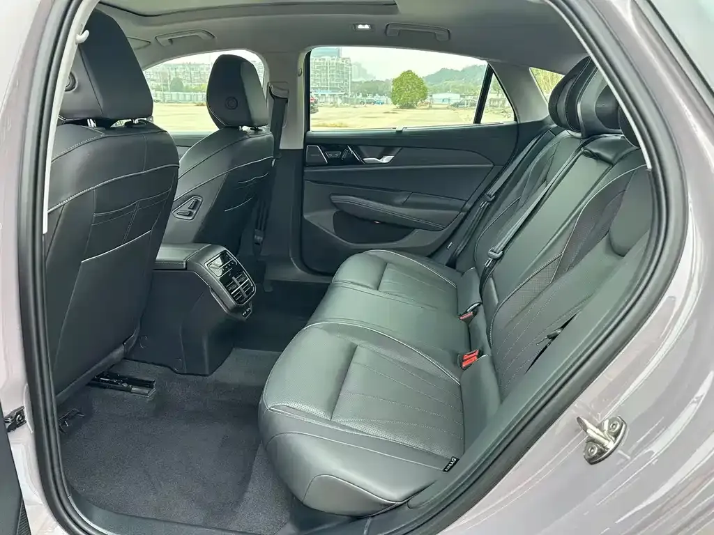 Volkswagen Passat 2024 из CN, фото 4