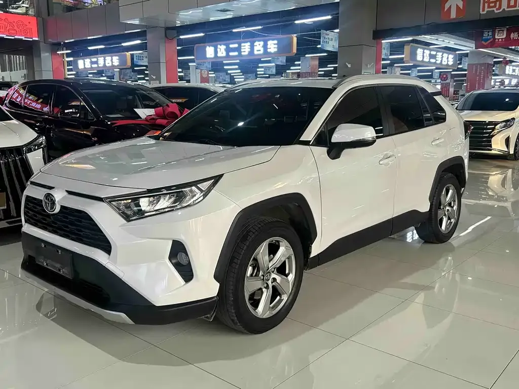 Toyota RAV4 — фото 1