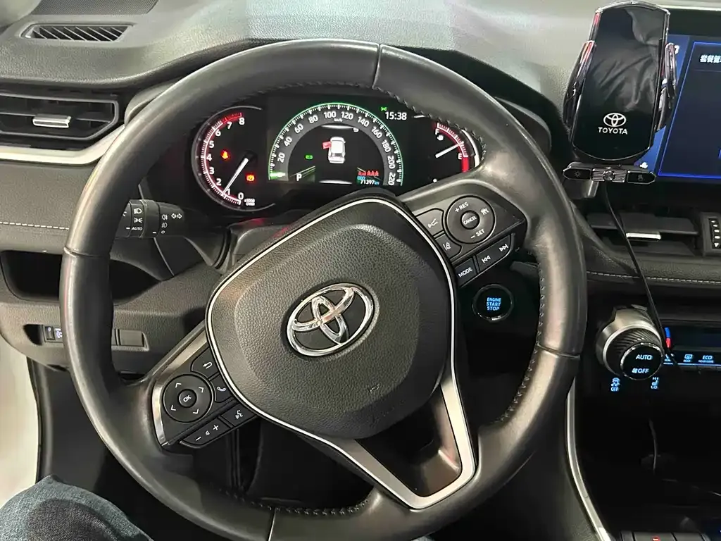 Toyota RAV4 — фото 8