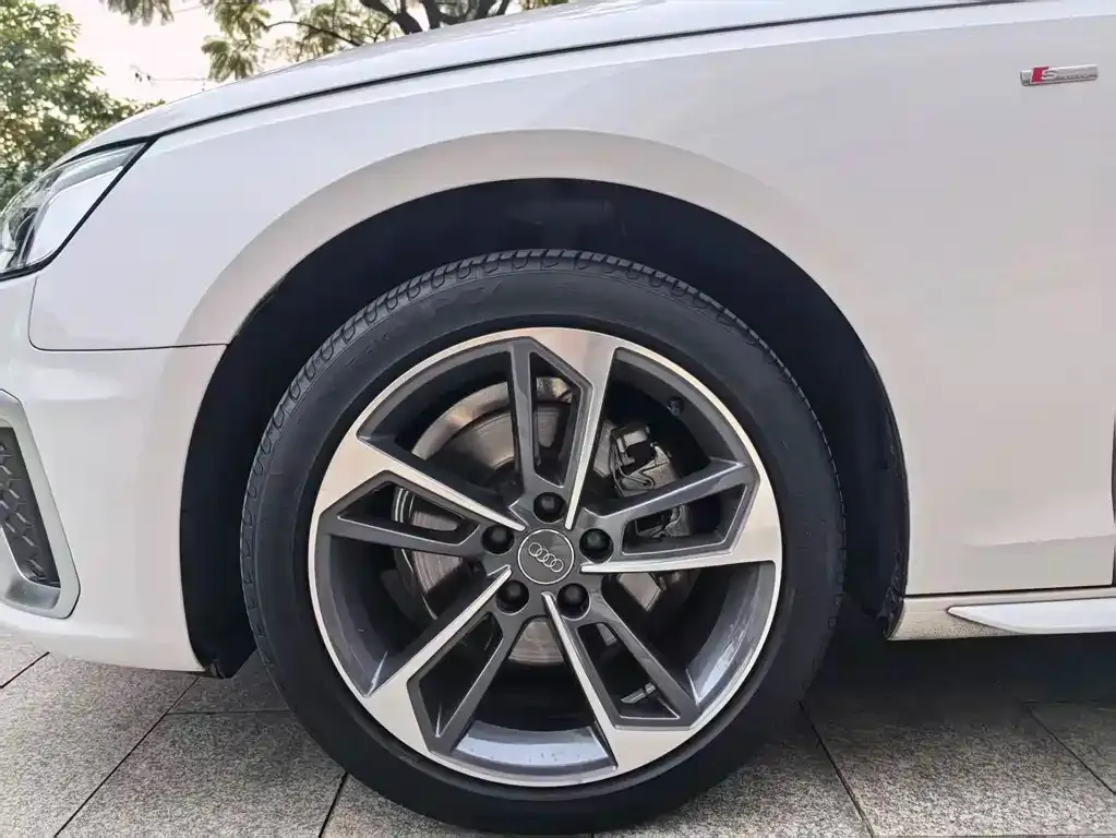 Audi A4L 2022 из CN, фото 3