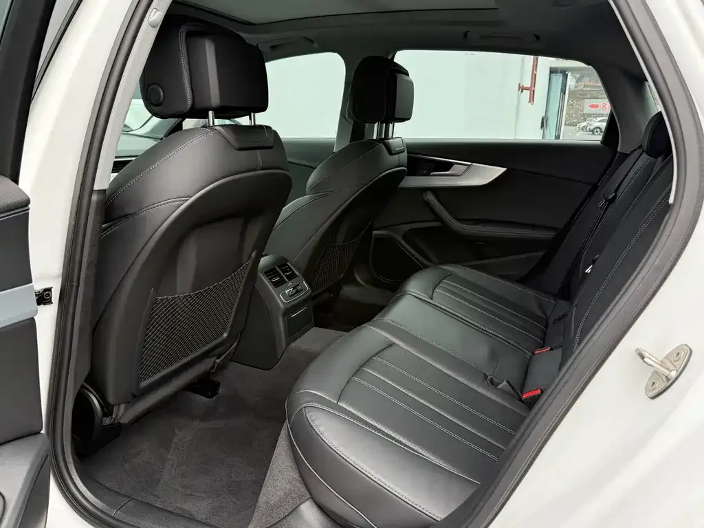 Audi A4L 2023 из CN, фото 2