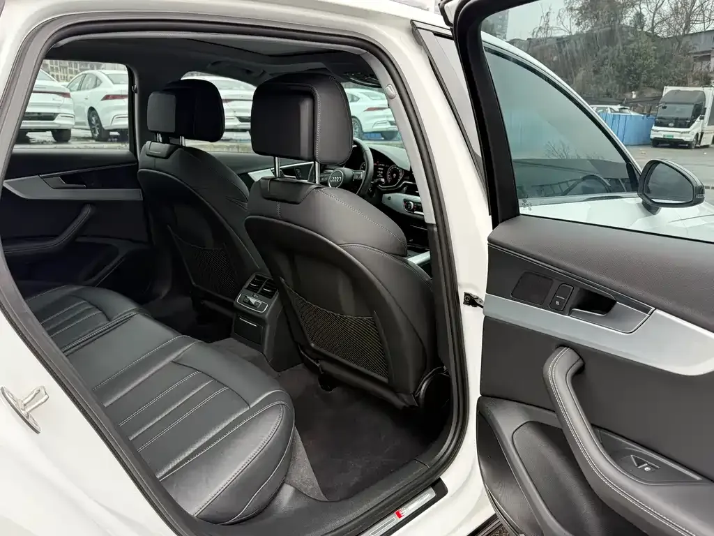 Audi A4L 2023 из CN, фото 4