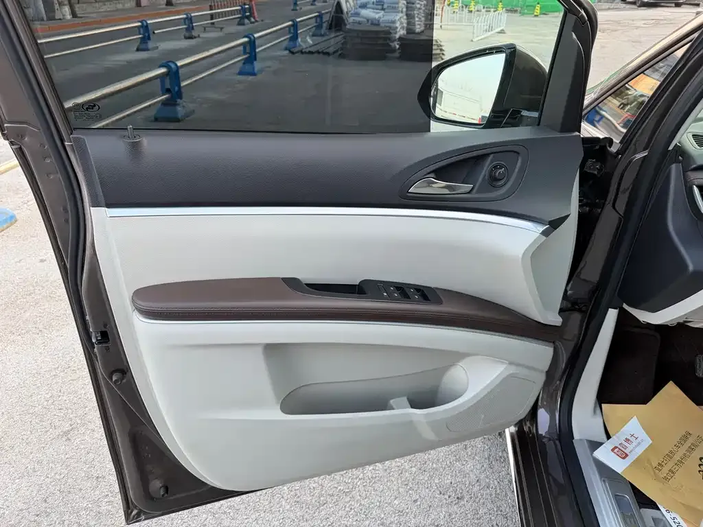 Buick GL8 2023 из CN, фото 3