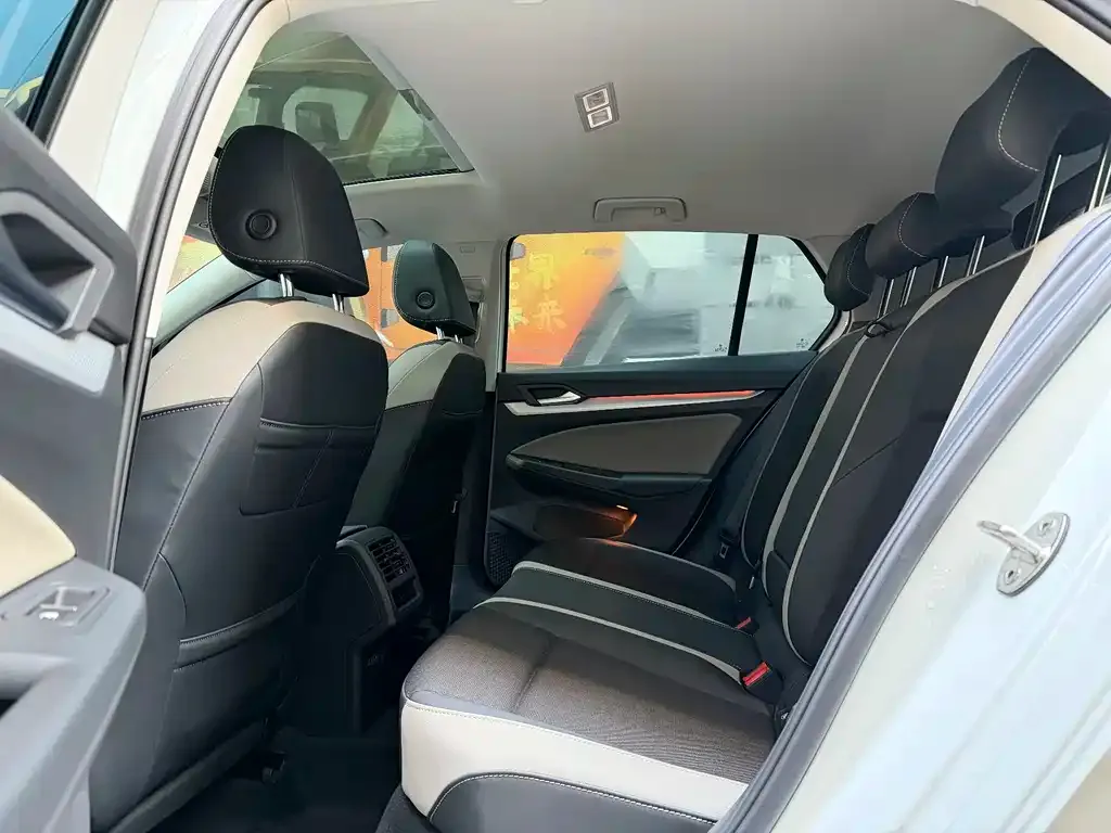 Volkswagen Golf 2023 из CN, фото 6