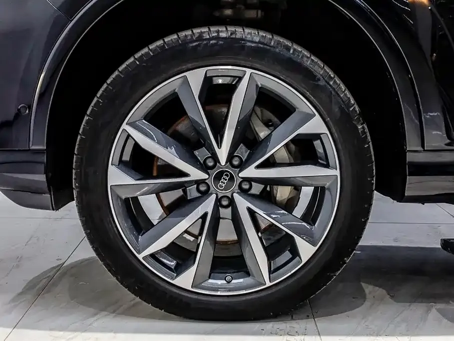 Audi Q7 2024 из CN, фото 4