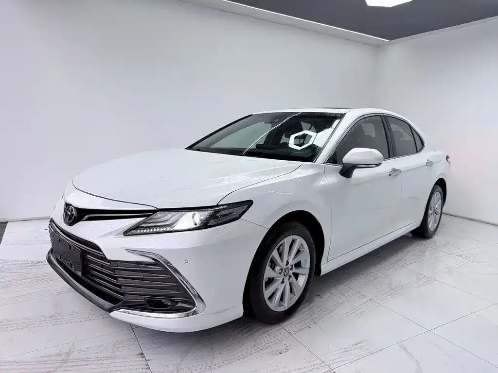 Toyota Camry — фото 1