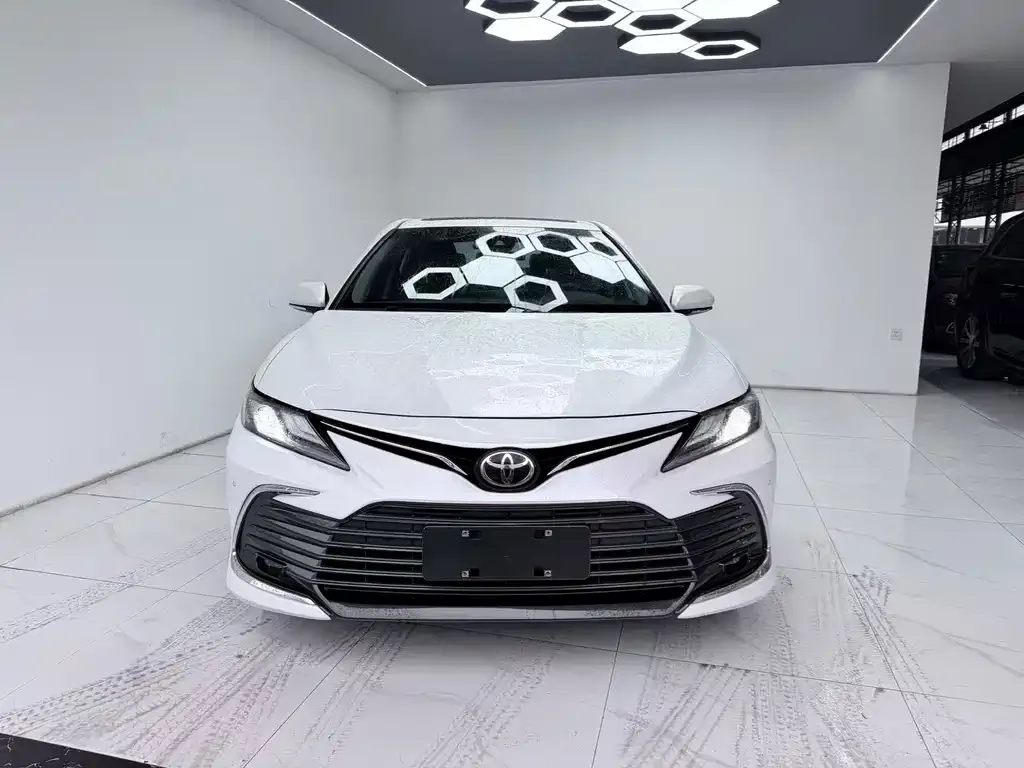 Toyota Camry — фото 2